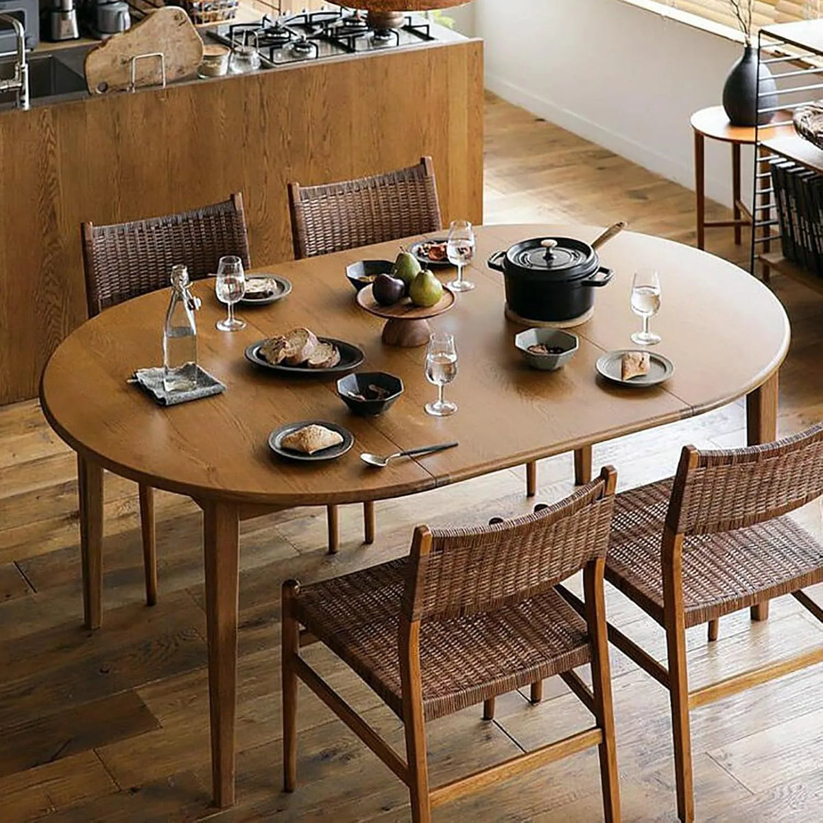 Tavolo da pranzo e tavolo per sala da pranzo – in legno, in legno massello
